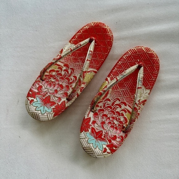 AUTHENTIC, NWOT, VINTAGE JAPANESE GIRLS ZORI GEISHA SANDALS. SILVER BELL IN HEEL - Picture 4 of 9